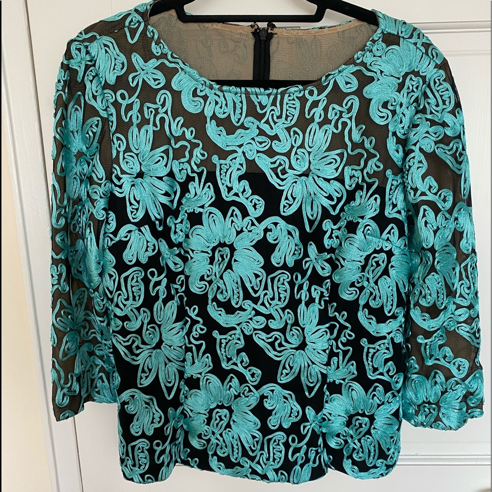 Illusion mesh 3/4 sleeve top with floral piping